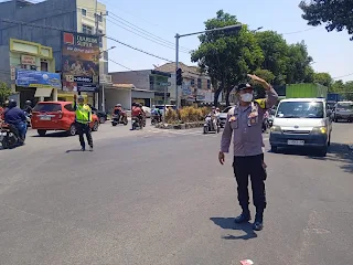Petugas Polsek Sukomanunggal Sigap Atur Lalu Lintas di Perempatan Tanjung Sari Akibat Lampu Lalu Lintas Padam