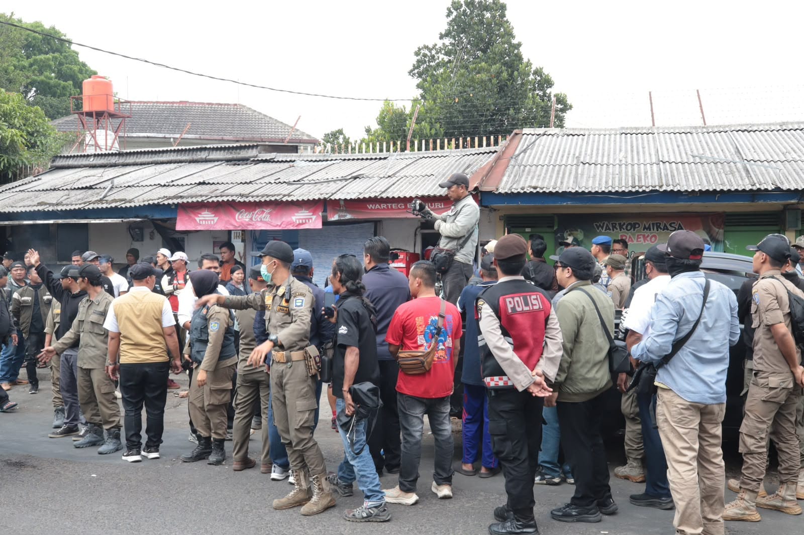 Bandel dan Tutup Saluran Air, 20 Bangunan Liar di Ciumbuleuit Bandung Diratakan Alat Berat