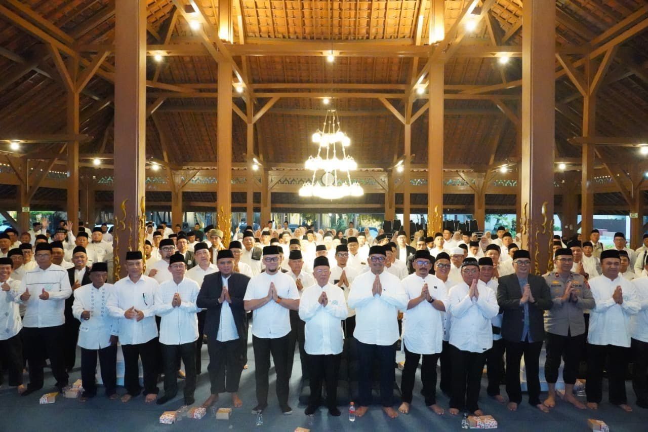 Pimpinan DPRD Kota Bandung Toni Wijaya dan Edwin Senjaya Dikukuhkan Sebagai Wakil Ketua Dewan Pertimbangan MUI Kota Bandung