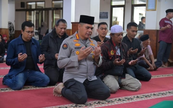 Kabid Humas Polda Jabar Bertakziah untuk Almarhum Rudi Agus Mulyana