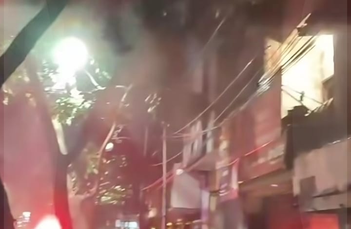 Warga Cicadas Bandung Dikagetkan Dengan Kejadian Kebakaran Toko Kosong Pada Dini Hari